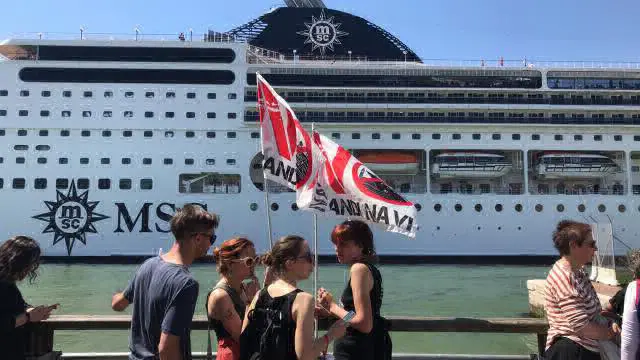 Una manifestazione contro le grandi navi dopo l'incidente a Venezia
