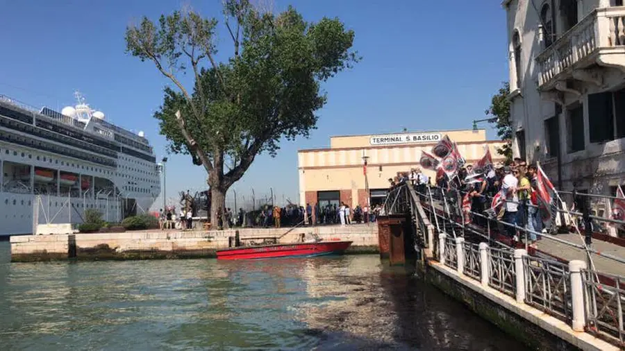 Una manifestazione contro le grandi navi dopo l'incidente a Venezia
