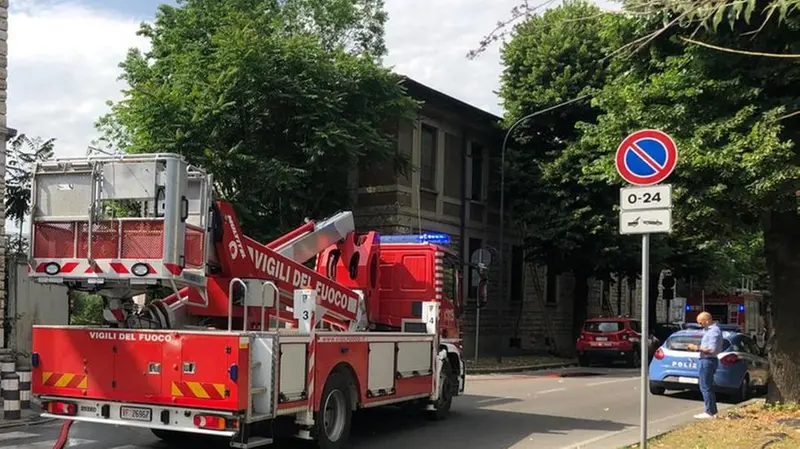 L'intervento dei vigili del fuoco in via Eritrea