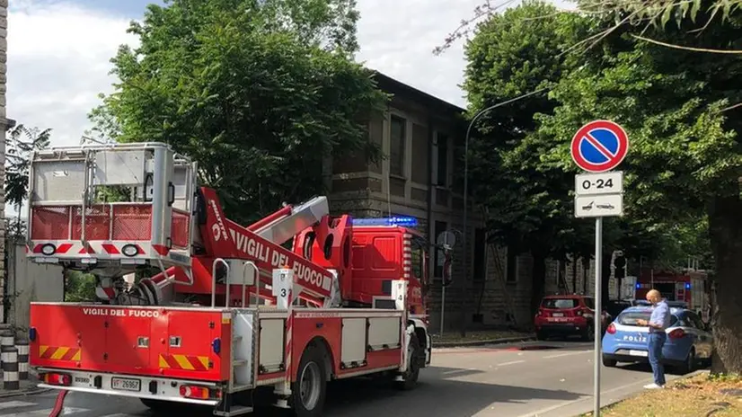 L'intervento dei vigili del fuoco in via Eritrea