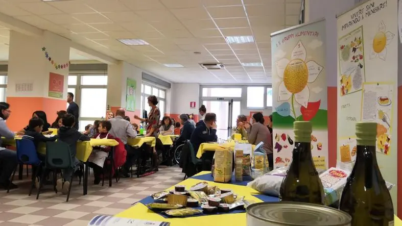 Genitori e bimbi nella mensa della scuola Don Milani - Foto © www.giornaledibrescia.it