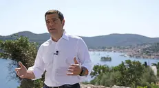 Alexis Tsipras, il premier greco parla con alle spalle il golfo dell’isola ionica - Foto © www.giornaledibrescia.it
