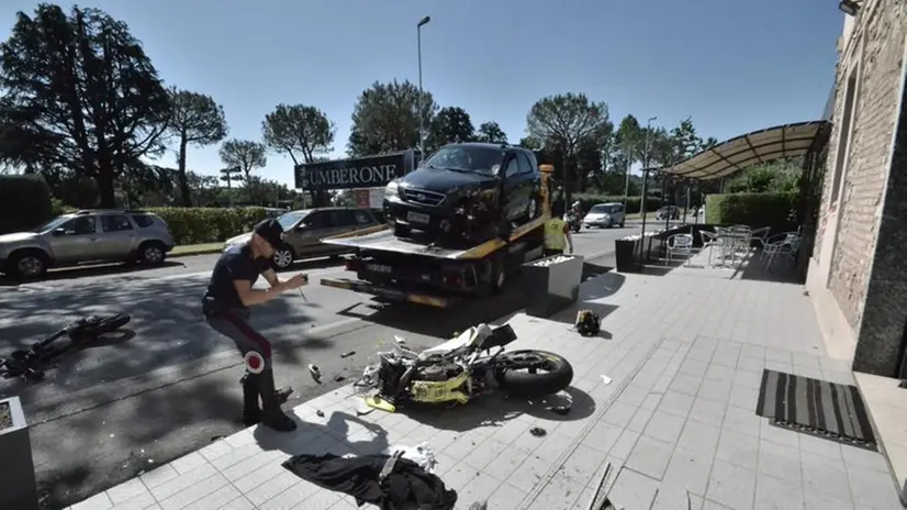 Nell'impatto la moto si spezza, centauro in condizioni critiche