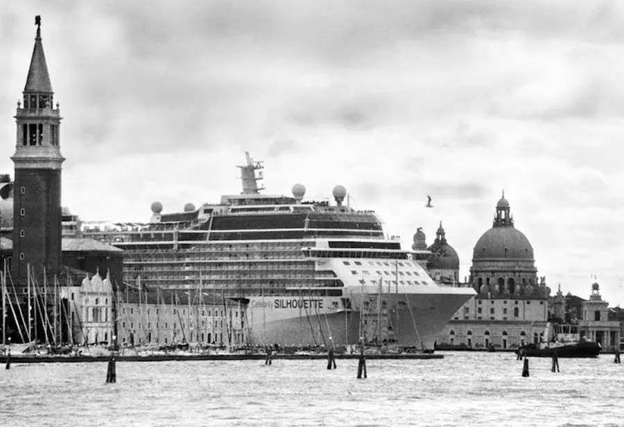 Le grandi navi a Venezia nelle foto di Gianni Berengo Gardin