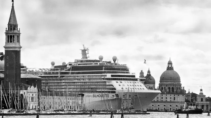 Le grandi navi a Venezia nelle foto di Gianni Berengo Gardin