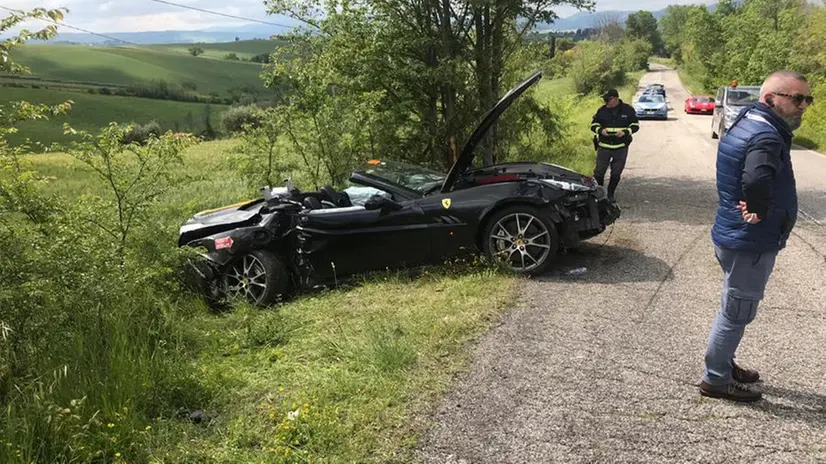 Mille Miglia, scontro tra auto