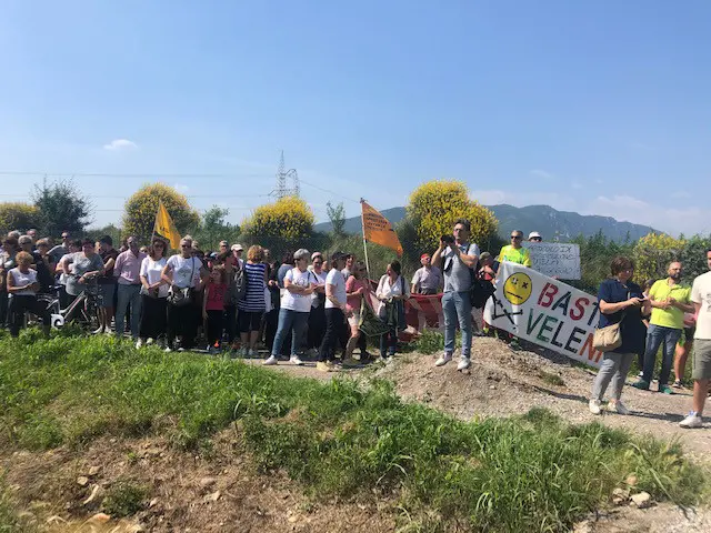 La manifestazione contro la discarica Castella 2