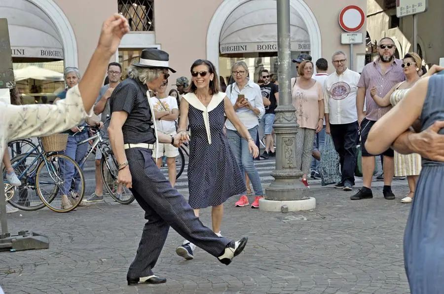 Musica e danza in piazzetta Vescovado - Foto Pierre Putelli/Neg © www.giornaledibrescia.it