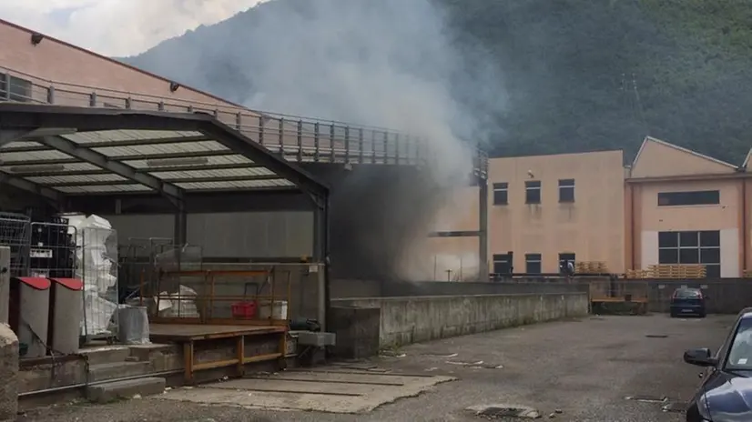 Fiamme in un capannone a Villa Carcina