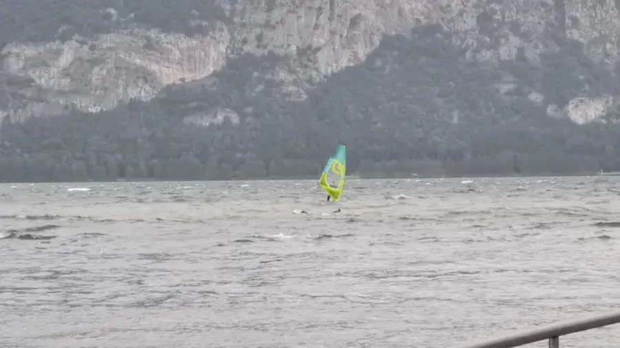 Surfisti sul lago d'Iseo dopo la tempesta