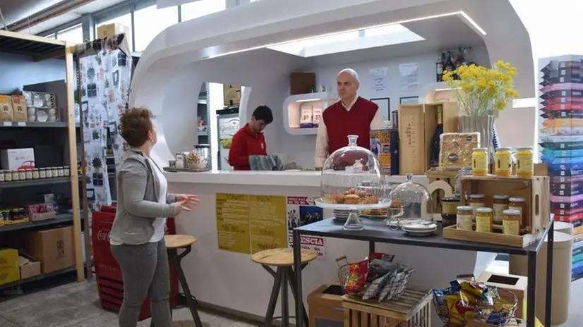 Il bancone del «Caffè Dispensa» dell’Office Store Giustacchini di viale Sant’Eufemia