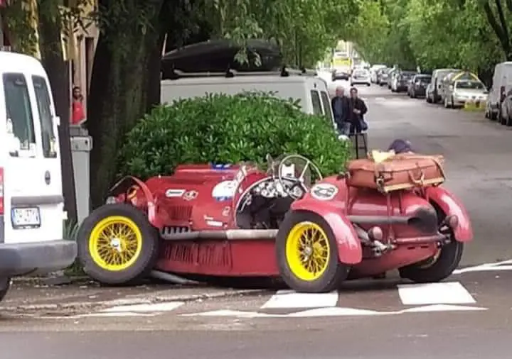 Mille Miglia, a Modena l'auto d'epoca finisce contro un albero