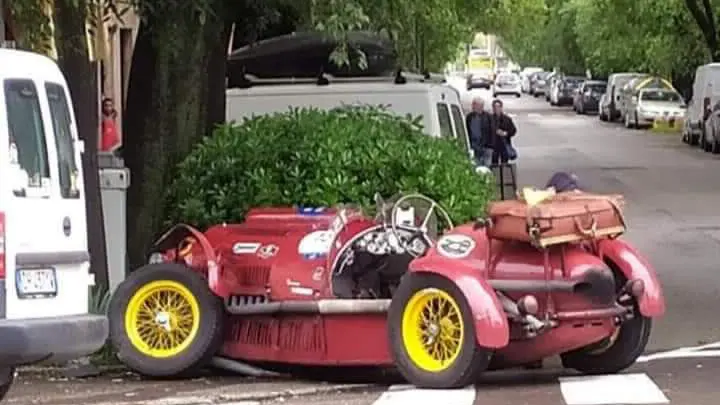 Mille Miglia, a Modena l'auto d'epoca finisce contro un albero