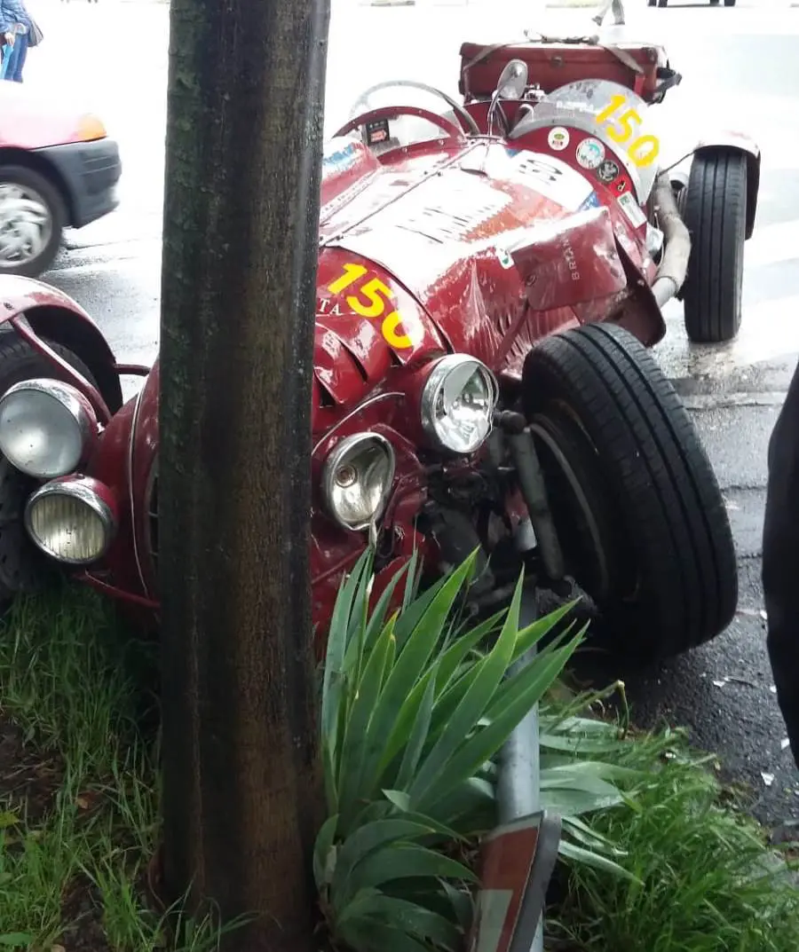 Mille Miglia, a Modena l'auto d'epoca finisce contro un albero
