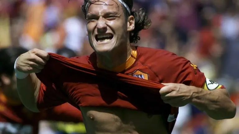 Totti esulta dopo un goal - Foto Ansa © www.giornaledibrescia.it