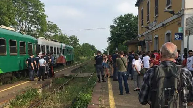 Il treno fermo dopo la bravata degli adolescenti - © www.giornaledibrescia.it