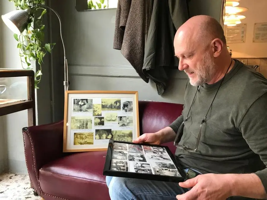 Roberto Bedont mostra le foto d'epoca dei suoi zii gelatai
