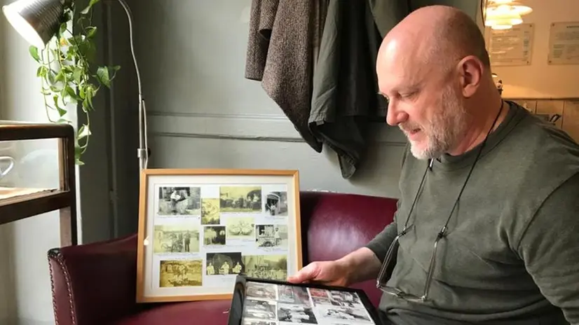 Roberto Bedont mostra le foto d'epoca dei suoi zii gelatai