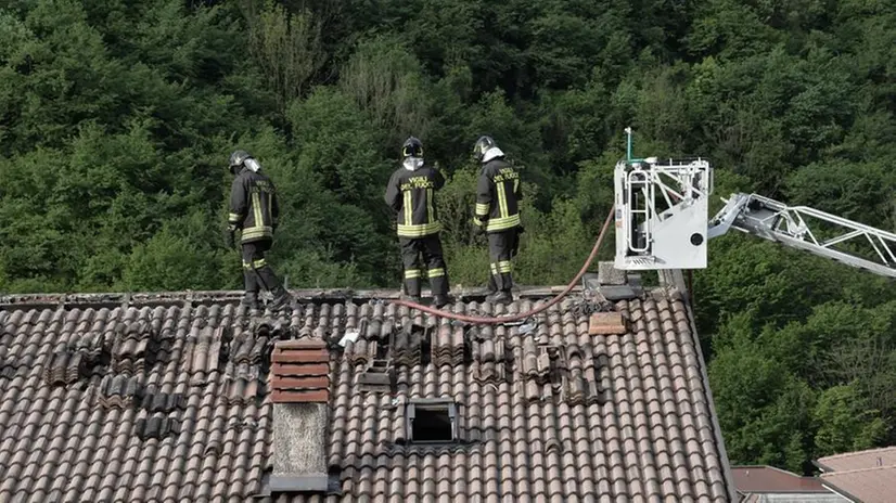 Lumezzane, muore carbonizzato nella mansarda in fiamme