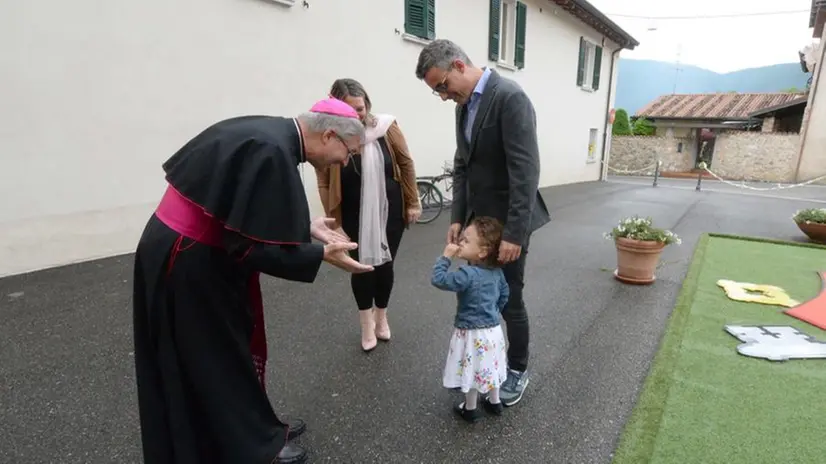 La celebrazione alla Pieve di Concesio e l'incontro con la piccola Amanda