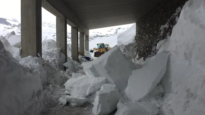 La strada del Gavia ieri nei pressi della galleria