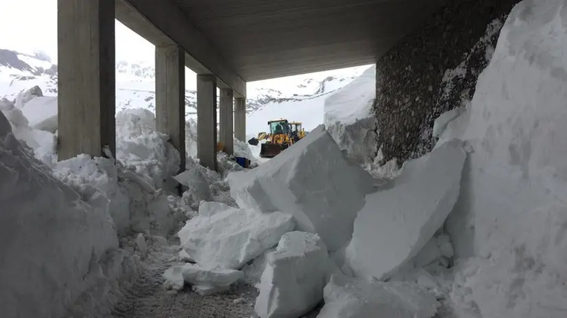 La strada del Gavia ieri nei pressi della galleria