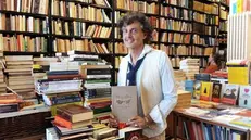 Pietro Freggio nella sua libreria - © www.giornaledibrescia.it