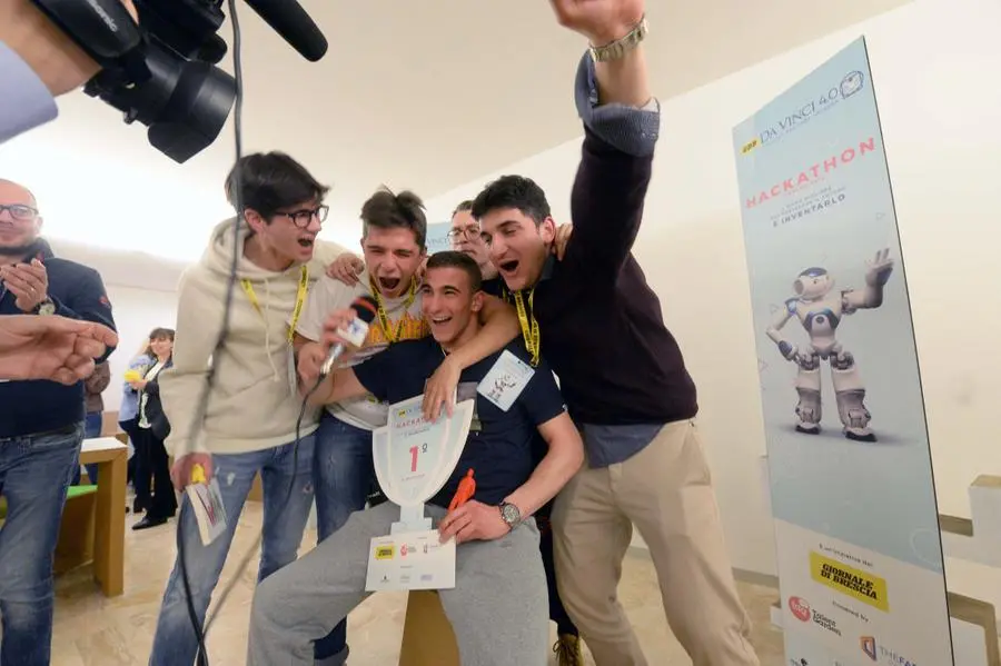 I vincitori dell'hackathon Da Vinci 4.0 festeggiano per il successo - Foto Marco Ortogni/Neg © www.giornaledibrescia.it