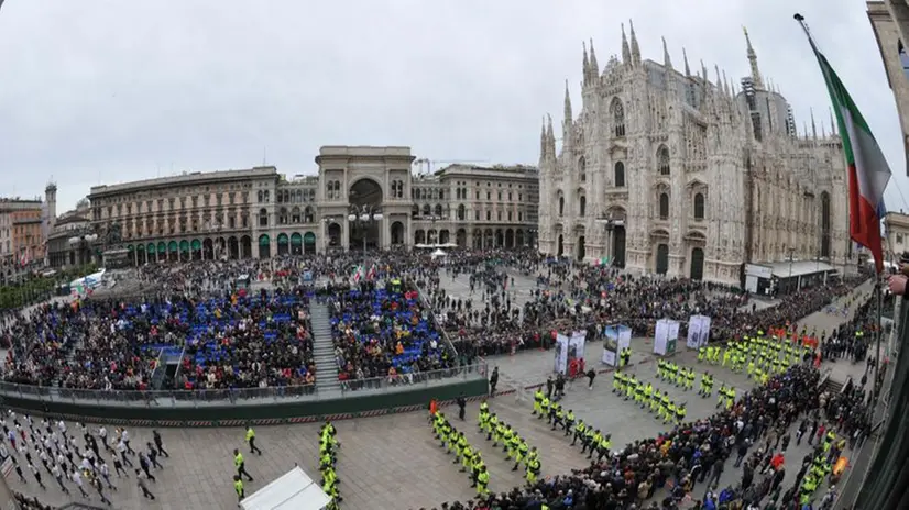 Adunata degli Alpini, la sfilata in piazza Duomo a Milano
