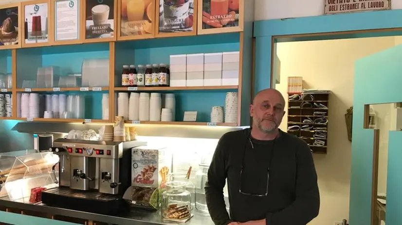 Roberto Bedont nel suo negozio di Borgo Trento