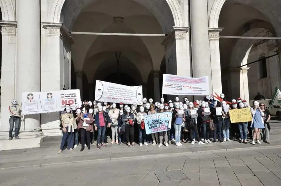 La protesta delle ausiliarie in piazza Loggia