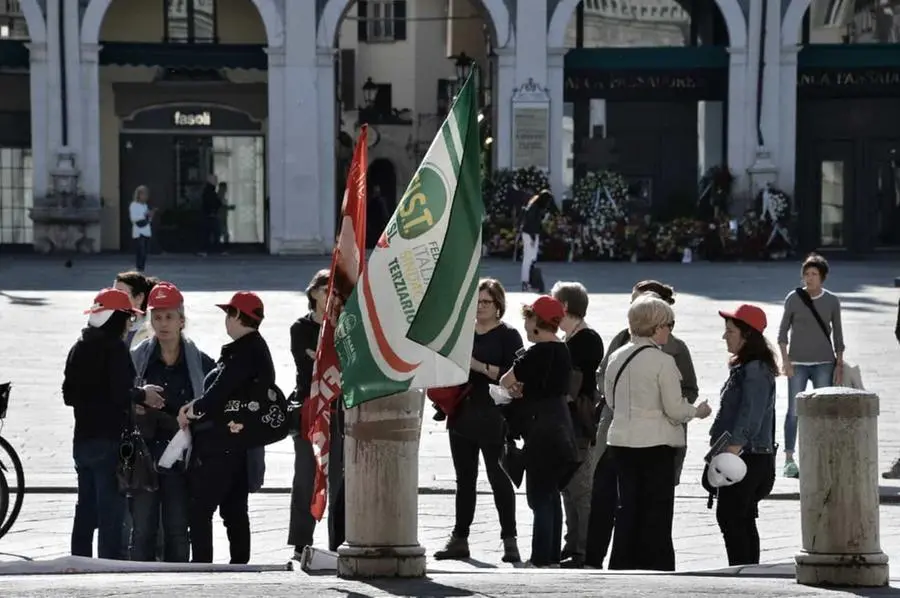 La protesta delle ausiliarie in piazza Loggia