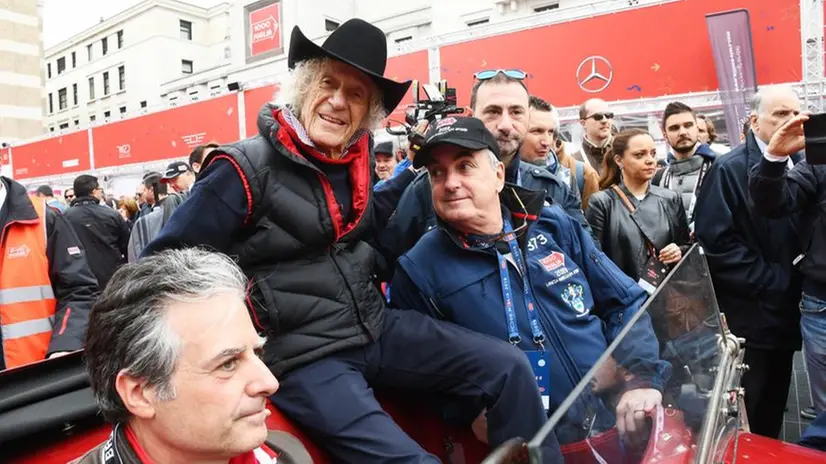 Arturo Merzario in piazza Vittoria per la Mille Miglia