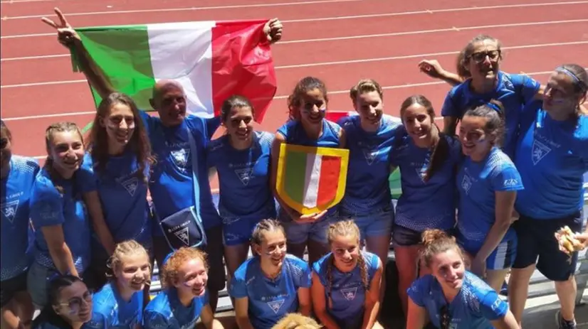 Le ragazze dell'Atletica Brescia festeggiano la conquista dello scudetto (foto pagina Facebook Atletica Brescia)