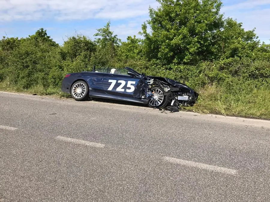 La Mercedes di supporto al Tribute distrutta questa mattina