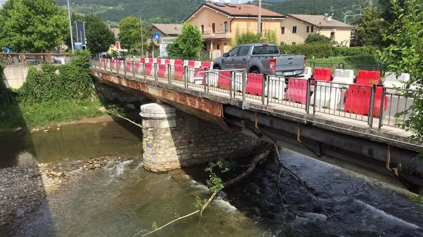 Detriti, alberi e ramaglie nel fiume Mella