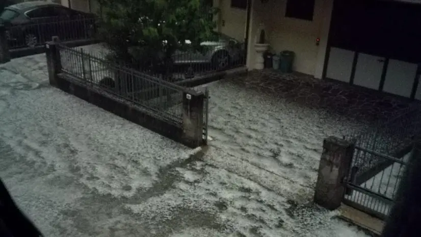 Grandine come neve e vento, danni da maltempo nel Bresciano