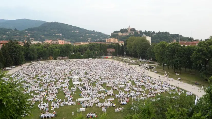 Celacena, abiti bianchi nel verde di Campo Marte