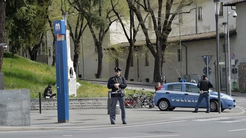 Agenti della Polizia fuori dalla stazione della metropolitana di San Faustino (archivio) - © www.giornaledibrescia.it