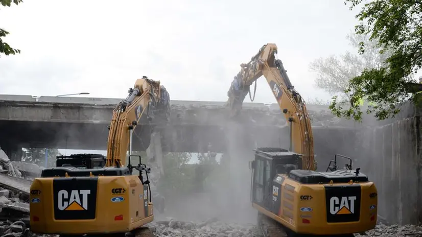 La demolizione del ponte di via Ghislandi