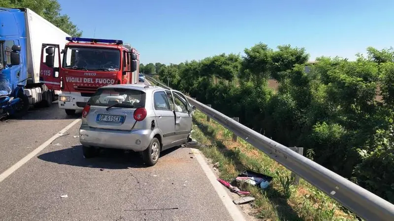 L'auto distrutta dall'impatto con il mezzo pesante
