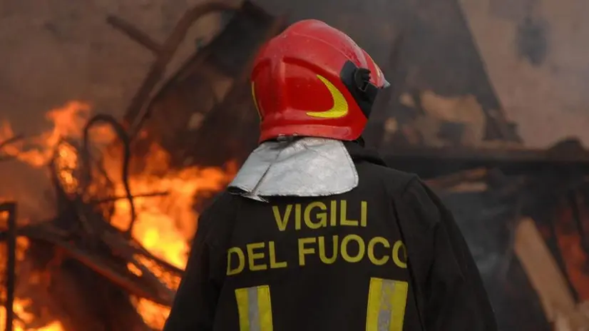 L'elmo rosso è l’elemento distintivo dei capisquadra dei Vigili del Fuoco - © www.giornaledibrescia.it