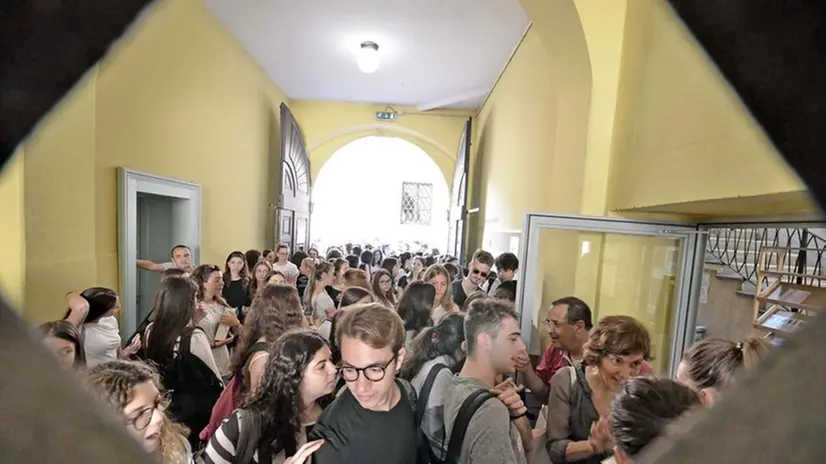 Studenti del Gambara all'ingresso del liceo cittadino per la prima prova della Maturità 2019 - Foto Pierre Putelli/Neg © www.giornaledibrescia.it