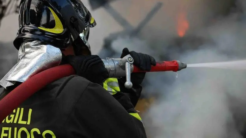 Vigile del fuoco in azione (foto d'archivio) - © www.giornaledibrescia.it