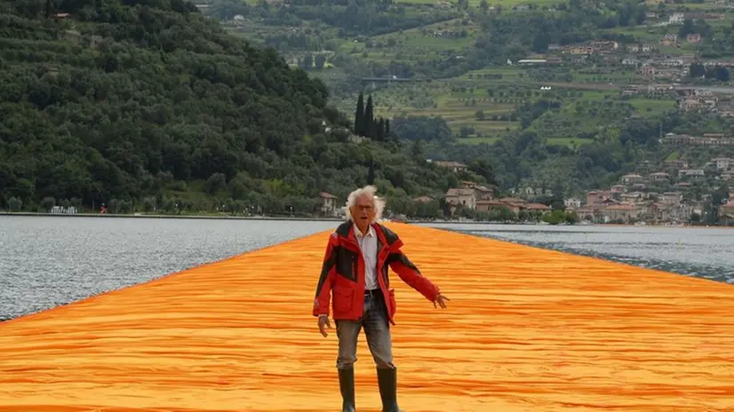 L'artista Christo sulla sua opera The Floating Piers - © www.giornaledibrescia.it