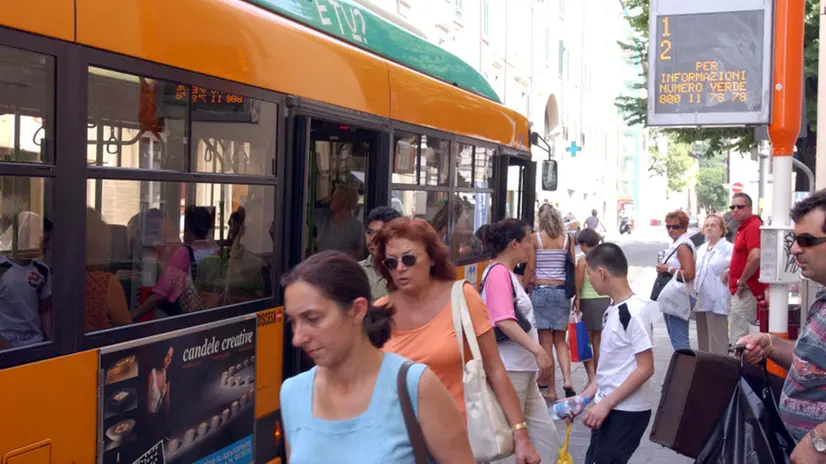 Una fermata dell'autobus in città - Foto © www.giornaledibrescia.it