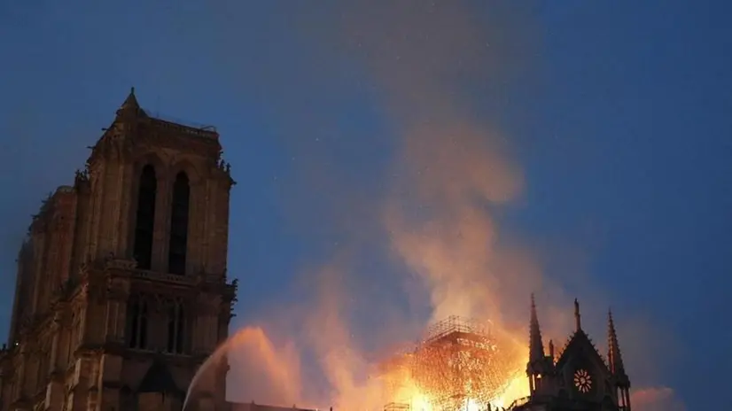 La cattedrale di Parigi in fiamme - Foto Ansa © www.giornaledibrescia.it