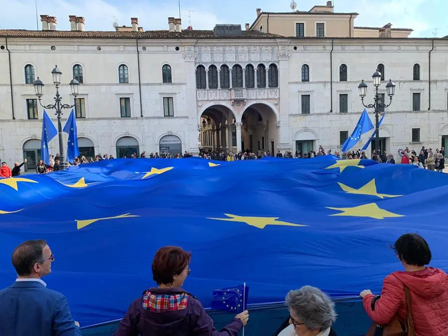 La bandiera europea in Piazza Loggia - © www.giornaledibrescia.it
