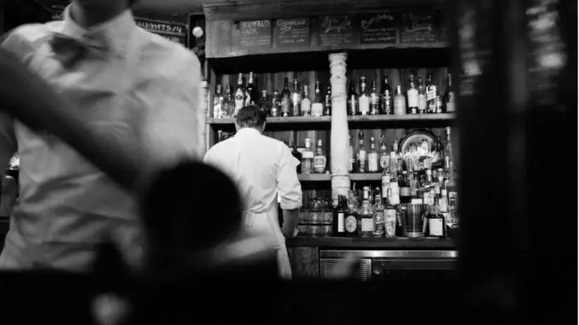 Dietro al bancone, il barista portava avanti anche lo spaccio di droga