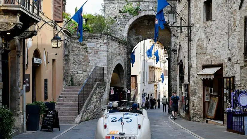Il fascino di Assisi abbraccia la Mille Miglia